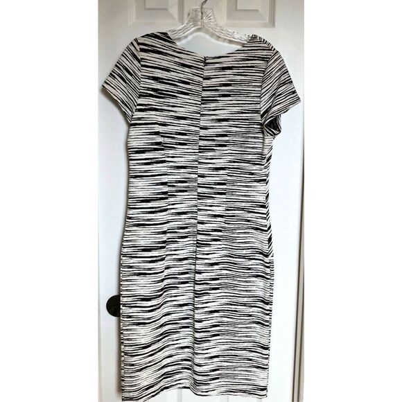 SANDRA DARREN - 🎉HP🎉 EUC - L Sz M Cap Sleeve Printed Geometric BodyCon Sheath - Picture 10 of 14